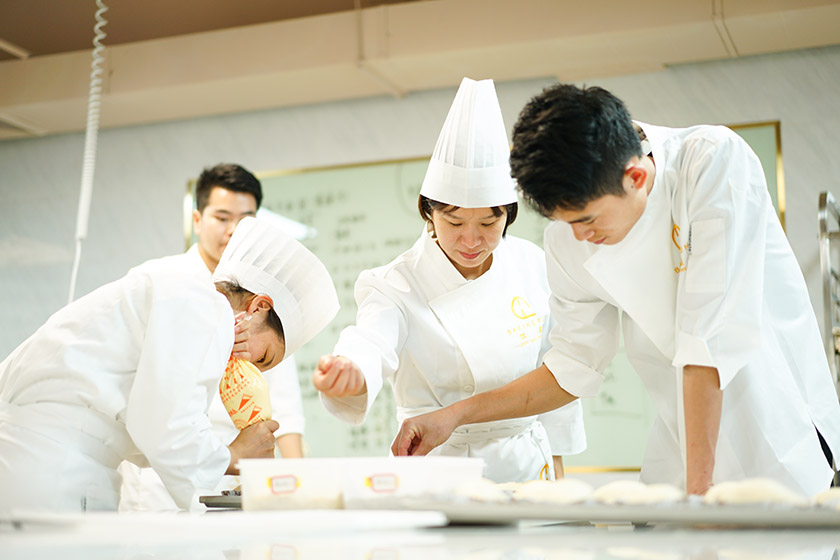 到哪里學習西點好?學習西點去實體店當學徒還是去西點培訓學校?