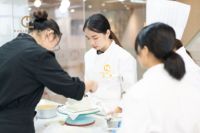女生學(xué)西點(diǎn)師能賺錢